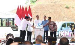 Jokowi Luncurkan Transportasi Ramah Lingkungan Grup Blue Bird di IKN