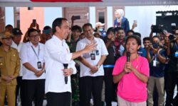 Di NTT, Presiden Jokowi Bagian Bantuan Pangan CBP