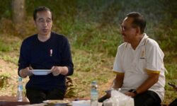 Momen Presiden Jokowi Nikmati Malam di IKN dengan Santap Nasi Goreng