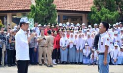 Cerita Dika Pinjamkan Topinya Buat Presiden Jokowi