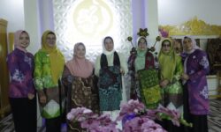 Yulia Zubir Akmal Kunjungi Pengrajib Batik Khas Kaltim di Berau