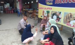 Momen Bhabinkamtibmas Nongkrong Bareng Bikin Tenang Emak-emak Antre LPG Melon