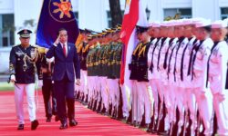 Upacara Resmi Sambut Jokowi Saat Tiba di Istana Malacañang