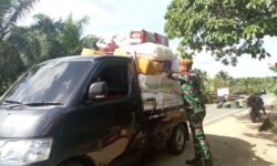 Satgas Pamtas Yonarhanud 8/MBC Gagalkan Penyelundupan Karpet ke Nunukan