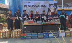 Bea dan Cukai Kalbagtim Musnahkan Rokok dan Minuman Beralkohol Senilai Rp1 Miliar