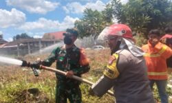 Bhabinkamtibmas-Babinsa Gerak Cepat Bantu Padamkan Lahan Dibakar Orang Tak Dikenal