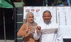 Anggota DPRD Kota Samarinda Fuad Fahruddin ke TPS Bersama Istri