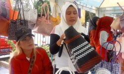 Pelaku UMKM dan Indosat Semarakkan CFD di Jalan Kesuma Bangsa