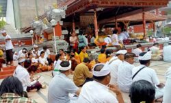 Ummat Hindu Samarinda Ibadah Hari Raya Kuningan di Pura Jalan Sentosa