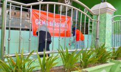 Bareng Komunitas Peduli Masjid dan Warga, Rumah Zakat Aksi ‘Gema Bersihati’ di Samarinda