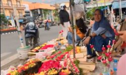 Cerita Pasang Surut Omzet Penjual Bunga Makam di Samarinda Sampai Raup Rp 7 Juta