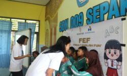 Friday English Fun, Membudayakan Bahasa Inggris Sejak Dini Murid SD di Kawasan IKN