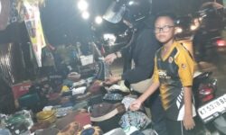 Pedagang Kopiah Musiman di Samarinda Minta Toleransi Berjualan di Trotoar
