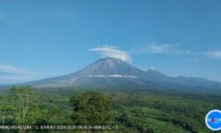 Masyarakat Sekitar G. Semeru Diminta Waspadai Awan Panas dan Aliran Lahar