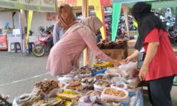 Pedagang Ikan Asin Raih Keuntungan Rp1 Juta/Hari di Pasar Ramadhan GOR Segiri