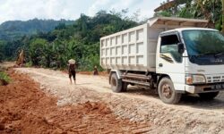PT Citra Bantu Warga Desa Pampang Perbaiki Jalan Secara Mandiri