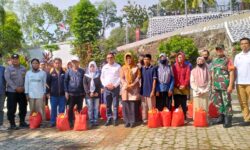 Dishub Samarinda Berbagi Sembako ke Keluarga Kurang Mampu di Telok Lerong Ulu