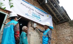 Donasi Pegawai PLN di Berbagai Daerah Biayai Sambungan Listrik untuk 2.920 Keluarga Prasejahtera
