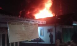Kebakaran Samarinda Hanguskan Bangunan dan Angkot, Relawan-Petugas Damkar Kena Pukul