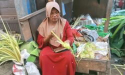 Penjual Ketupat Musiman di Pasar Segiri Ketiban Berkah, Bawa Pulang Rp 100 Ribu per Hari