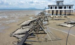 Lapuk Termakan Usia, Jembatan Dermaga Rakyat Sei Nyamuk di Sebatik Akhirnya Ambruk