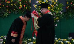 Akmal Malik Raih Profesor Kehormatan, Diminta Tidak Lelah Turun ke Jalan