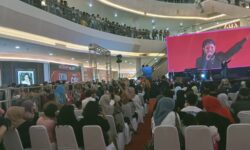 Warga Ramai Nonton Konser Once Mekel di BIGmall, Maya Nostalgia Ita Purnamasari