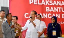 Jokowi Serahkan Bantuan Pangan di Jambi