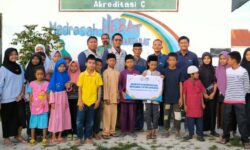 Jelang Idul Fitri, PLN ULP Nunukan Berikan Santunan dan Sembako ke Anak Yatim dan Dhuafa