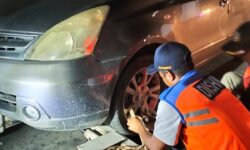 Mobil Patah “Kaki” Di Lampu Merah, Ervandi Minta Bantuan Dishub Samarinda