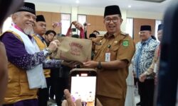 Di Embarkasi Balikpapan, Calon Jemaah Haji Dibekali Camilan Produk UMKM Kaltim