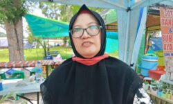 Cerita 5 Tahun Toko Bunga Milik Dewi, Berawal dari Hobi Kini Beromzet Rp 1 Juta per Hari