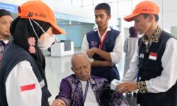 Tim Kesehatan Bandara Edukasi Jemaah Haji Alami Sesak Nafas