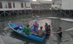 Cairan Hitam Diduga Limbah Minyak Cemari Perairan Kampung Atas Air di Balikpapan
