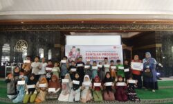 Rumah Zakat Beri Bantuan Beasiswa dan Modal Usaha Pelaku UMKM di Samarinda