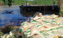 Kapal ke Anggana Muat 15 Ton Beras Bulog Karam di Sungai Mahakam