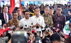 Kunjungi Booth PLN di PEVS 2024, Presiden Jelaskan Potensi Industri Kendaraan Listrik