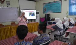 Gelorakan Semangat Kartini, Srikandi PLN Sharing Edukasi Bahaya Listrik di SMPN 5 Balikpapan