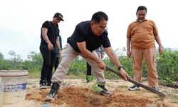 Pj Gubernur Kaltim Pimpin Tanam 1000 Bibit Pisang Gepok di KM 24 Balikpapan