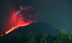 Erupsi Gunung Api Tidak Saling Berhubungan