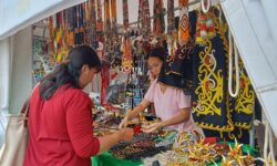 Akmal Tantang Investor Lokal Produksi Bahan Baku Manik-manik Khas Kaltim
