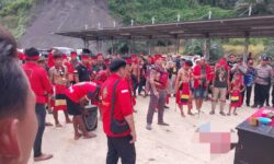Honorarium dan Pesangon Malik Belum Dibayar, Ratusan Warga Desa Sujau Demo PT NBS