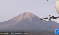 Gunung Semeru Alami Erupsi Pagi Ini, Waspada Awan Panas
