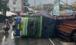 Truk Kelebihan Muatan Terguling di KM 2,5 Balikpapan Utara