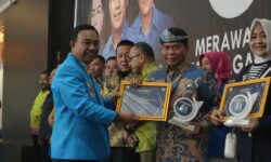 Gubernur Terima Penghargaan Sebagai Tokoh Peduli Pemuda Indonesia