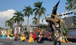 Pesona Kaltim Nusantara Pukau Penonton Jember Fashion Carnaval 2024