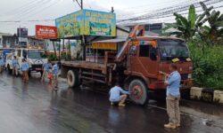 Dishub Gembosi Ban Truk Fuso Parkir Berbulan-bulan di Jalan Pangeran Antasari