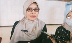 Pelajar dan Ribuan Umbul-umbul Sambut Bendera Pusaka dan Teks Proklamasi dari Balikpapan ke IKN
