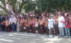 Pelajar Balikpapan Antusias Sambut Kirab Duplikat Bendera Pusaka dan Teks Proklamasi