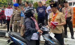 Pemkot Balikpapan Ajak Warga Cintai Tanah Air Lewat Pembagian Bendera Merah Putih